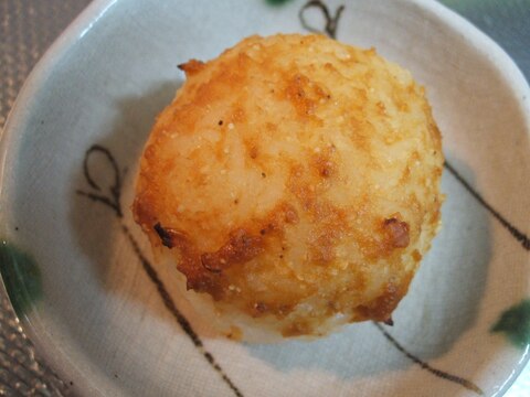 粉チーズを混ぜ込んで☆ごまみそ焼きおにぎり